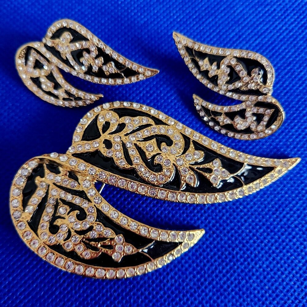 1990-S BUTLER VINTAGE BLACK ENEMEL GOLD TONE BROOCH AND CLIPS SET WITH CLEAR STO